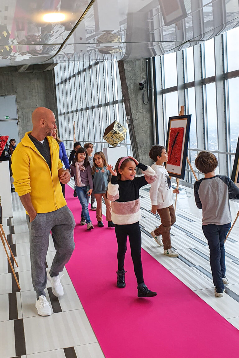 Laboratorio del progetto L'Abbraccio di Cesare Catania con bambini durante un'attività artistica partecipativa nel 2022.